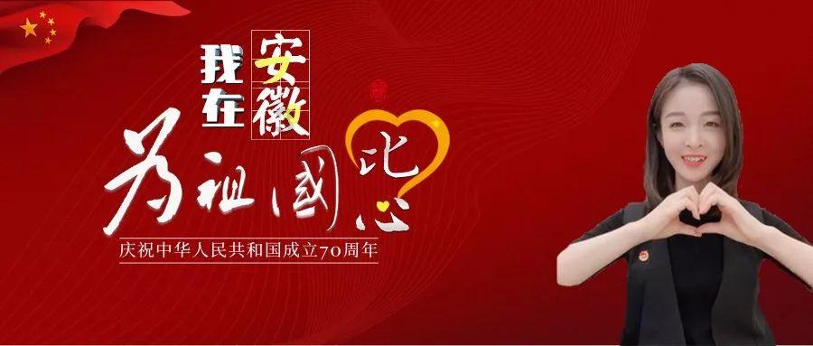 大老虎在水里泡澡,还抱住球防止自己沉下去